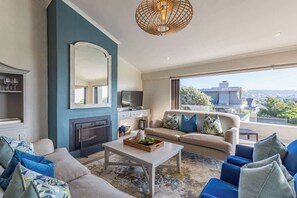 Televisión y oficina 