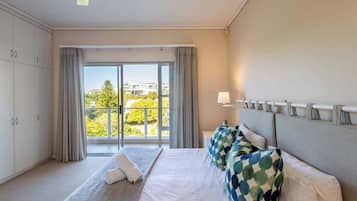 6 bedrooms, iron/ironing board, WiFi, bed sheets