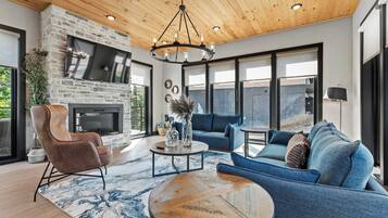 Televisie, een open haard en een kantoor