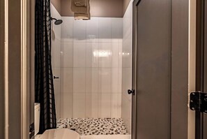 Shower, towels, shampoo