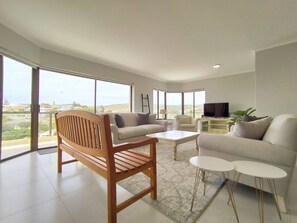 تلفزيون، كُتُب، مكتب