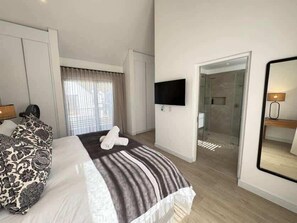 3 chambres, fer et planche à repasser, Wi-Fi, draps fournis