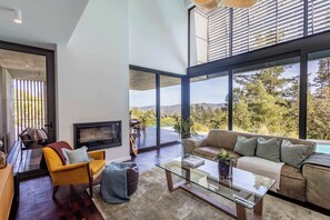 Télévision, cheminée, espaces bureaux