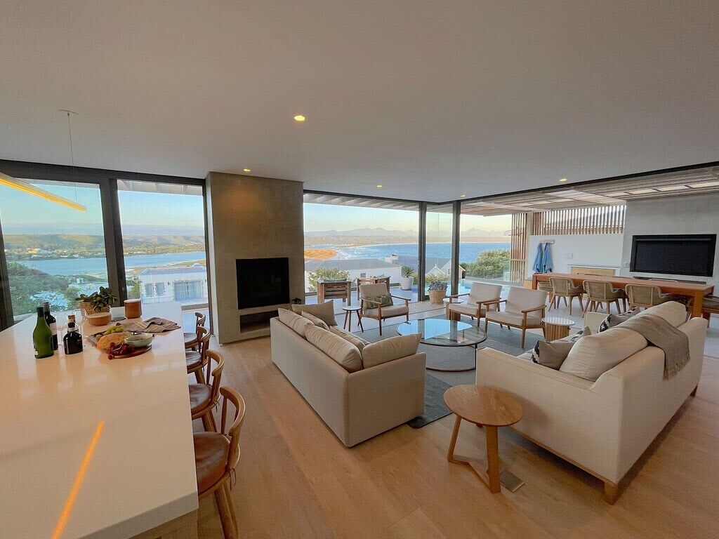 Télévision, cheminée, espaces bureaux