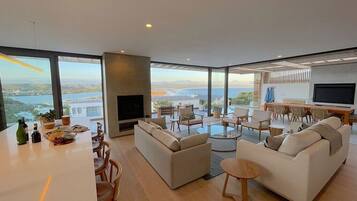 Télévision, cheminée, espaces bureaux