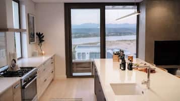 冰箱、微波炉、烤箱、炉灶