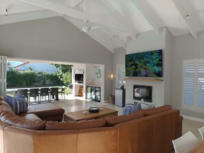 TV, fireplace
