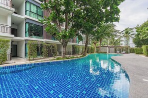 Una piscina al aire libre