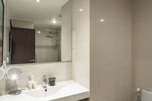 Apartamento, balcón | Baño