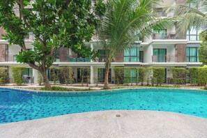 Una piscina al aire libre