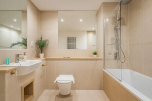 Apartment | Badezimmer | Kostenlose Toilettenartikel, Haartrockner, Handtücher, Seife