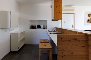 Réfrigérateur, micro-ondes, plaque de cuisson, grille-pain