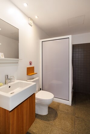 Douche, sèche-cheveux, serviettes fournies