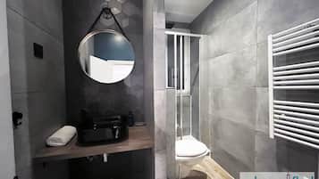 Een douche, een haardroger, handdoeken