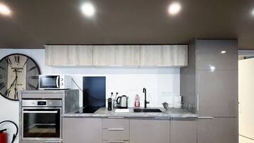 Een koelkast, een microgolfoven, een oven