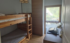 2 bedrooms, iron/ironing board, Internet, bed sheets