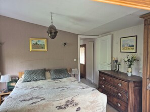 2 bedrooms, iron/ironing board, Internet, bed sheets