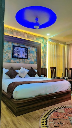 Suite | Desk, rollaway beds, free WiFi, bed sheets
