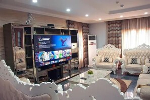 Departamento económico, balcón, vista a la ciudad | Área de sala de estar