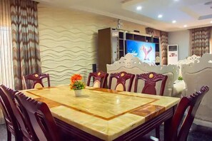 Departamento económico, balcón, vista a la ciudad | Comedor