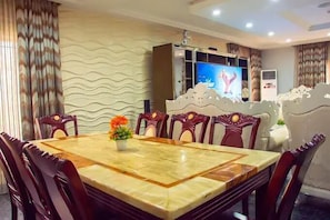 Departamento económico, balcón, vista a la ciudad | Comedor