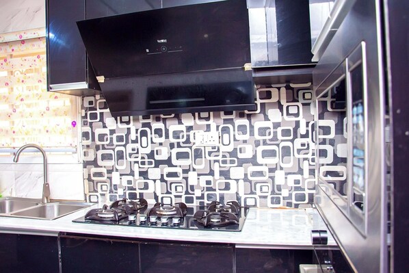 Departamento económico, balcón, vista a la ciudad | Cocina privada | Refrigerador, microondas, horno y parrilla de estufa 