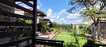 Emirishoi Cottages & Garden Bistro