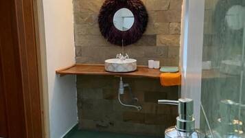 Suite – classic, balkong, hageutsikt | Bad | Dusj, toalettartikler (inkludert), tøfler og håndklær