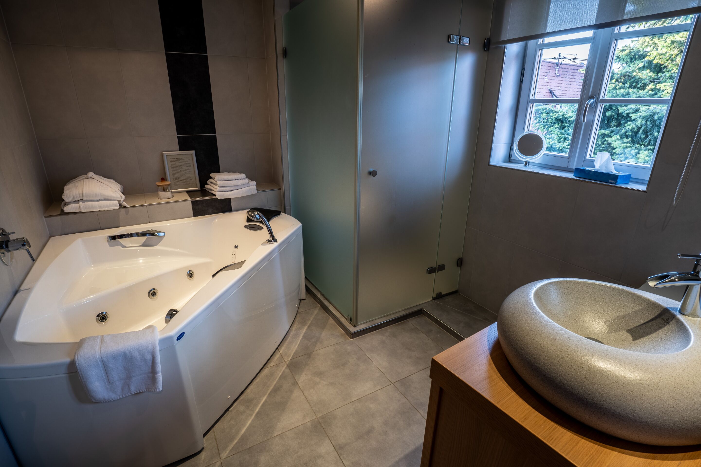 Suite (2) | Bañera de hidromasaje cubierta