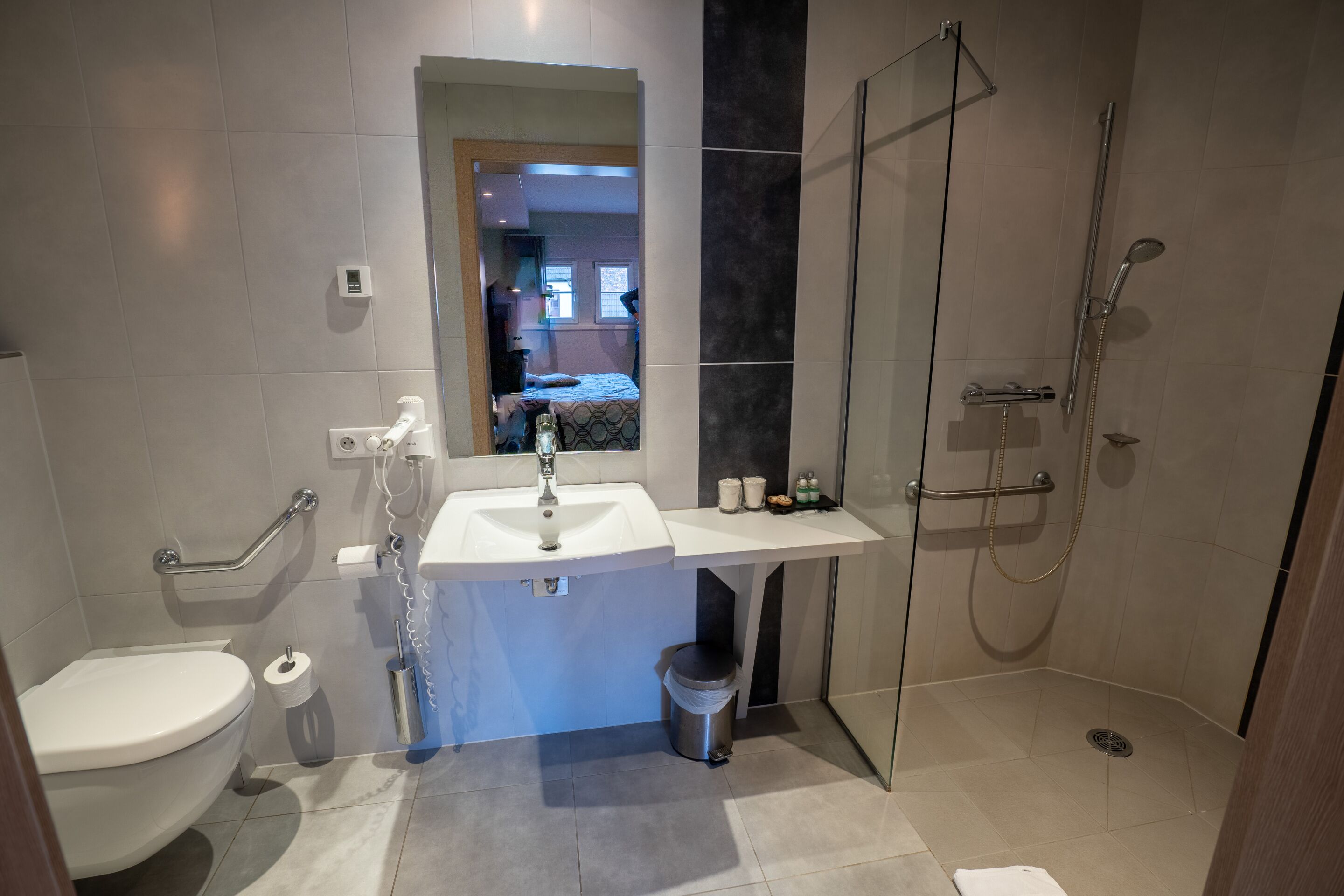 Un baño moderno con inodoro, lavabo y ducha.