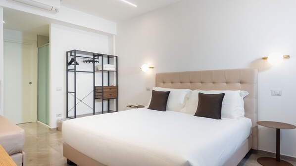 Habitación doble Deluxe, balcón | Sábanas de algodón egipcio, ropa de cama de alta calidad y edredón 
