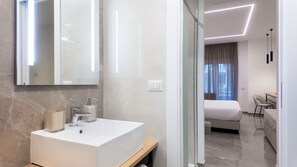 Deluxe Double Room, Balcony | Bathroom - Aura Vatican Suite (Rome)