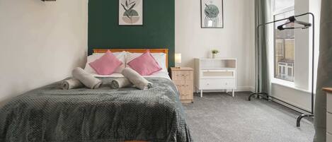 2 bedrooms, iron/ironing board, WiFi, bed sheets