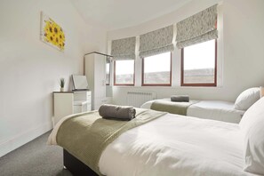 2 habitaciones, escritorio, tabla de planchar con plancha y wifi 