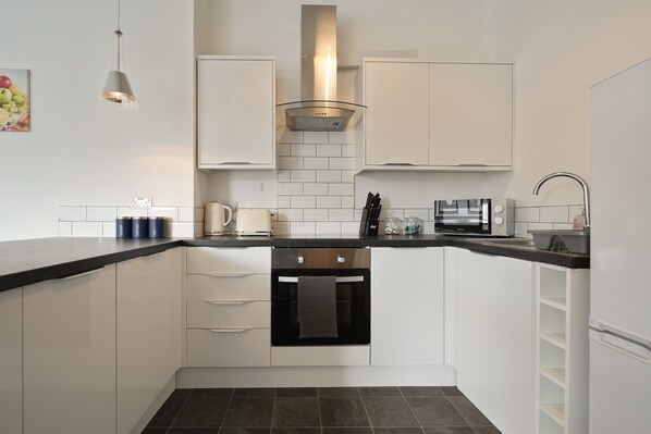 Refrigerador, microondas, horno, placa de cocina