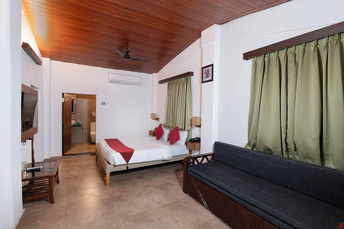 Executive Room | Desk, laptop workspace, free WiFi, bed sheets