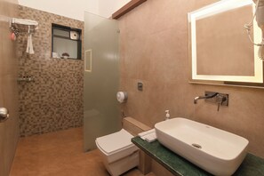 Deluxe Room, Balcony, Pool View | Bathroom