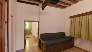 Executive Room | Desk, laptop workspace, free WiFi, bed sheets
