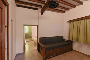 Escritorio, espacio para trabajar con laptop y wifi gratis 