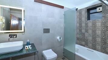 Executive Room | Bathroom | Free toiletries, hair dryer, towels, soap