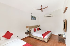 Deluxe-Zimmer, Balkon, Poolblick | Schreibtisch, laptopgeeigneter Arbeitsplatz, kostenloses WLAN