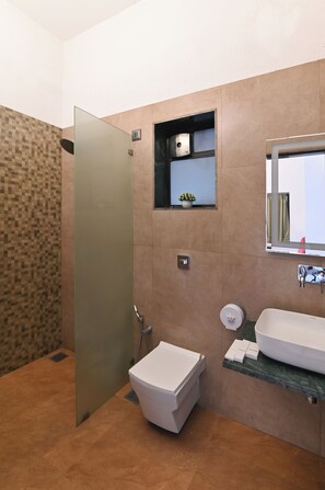 Habitació clàssica | Bany | Articles de tocador gratuïts, assecador de cabells, tovalloles i sabó 