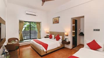 Habitación Deluxe, balcón, vista a la alberca | Escritorio, espacio para trabajar con laptop y wifi gratis