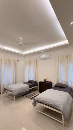 5 habitaciones, tabla de planchar con plancha, wifi y ropa de cama
