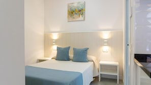 Tabla de planchar con plancha, wifi y ropa de cama