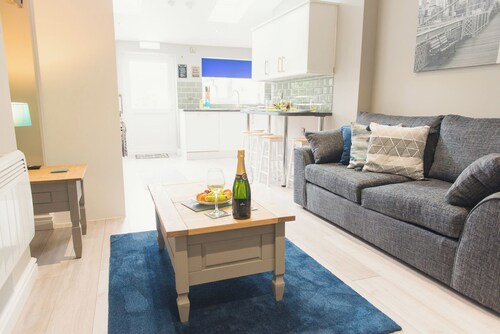 Modern Town Centre House w/ En-Suites & Fast WiFi