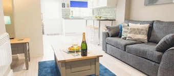 Modern Town Centre House w/ En-Suites & Fast WiFi