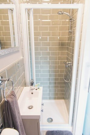 Douche, sèche-cheveux, serviettes fournies, shampoing
