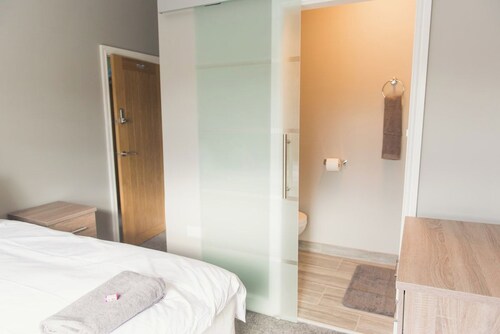 Modern Town Centre House w/ En-Suites & Fast WiFi