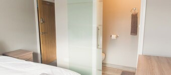 Modern Town Centre House w/ En-Suites & Fast WiFi